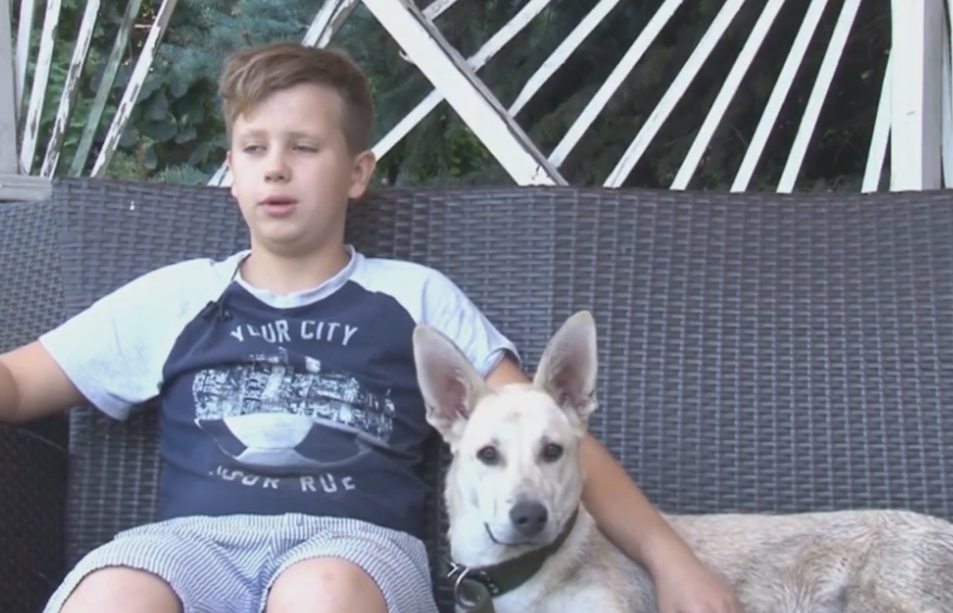 Ρωσία: 11χρονος πουλάει στους δρόμους σπιτική λεμονάδα για να σώσει τον άρρωστο σκύλο του