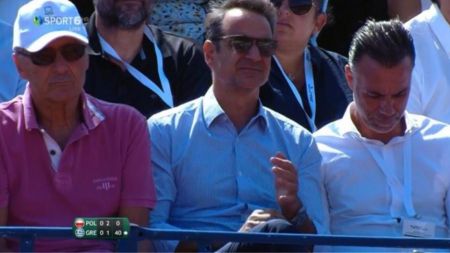 Στο Τατόι για τον αγώνα του Τσιτσιπά ο Κυριάκος Μητσοτάκης