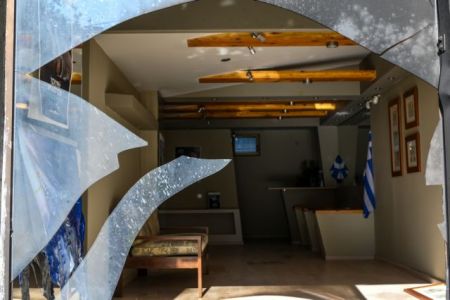 Επίθεση με γκαζάκια στα γραφεία της ΝΔ στην Πεύκη [Εικόνες]