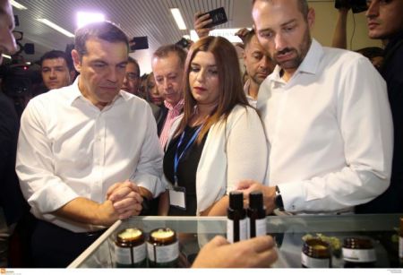 ΔΕΘ : Επίσκεψη Τσίπρα στα περίπτερα – Δοκίμασε μπύρα