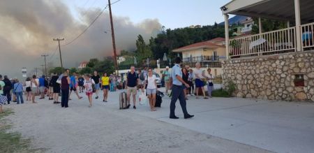 Φωτιά στην Κεφαλονιά : Εκκενώθηκαν ξενοδοχεία – Καλύτερη η εικόνα στο Λουτράκι