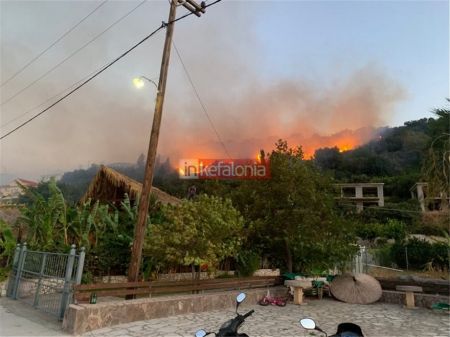 Φωτιά στην Κεφαλονιά : Τέθηκε υπό μερικό έλεγχο – Στην παραλία οι τουρίστες [Εικόνες]