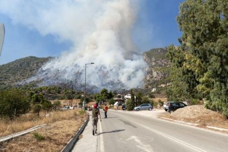 Μεγάλη φωτιά στο Λουτράκι – Απομάκρυνε 50 άτομα η Πυροσβεστική