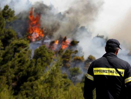 Φωτιά στη Ζάκυνθο – Καίει δάσος στο χωριό Αγαλάς