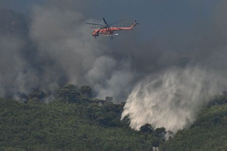 Λουτράκι: Μαίνεται η πυρκαγιά