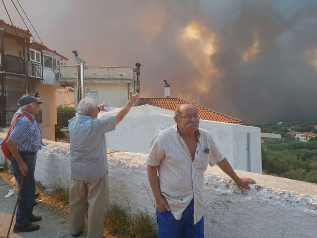 Ζάκυνθος πυρκαγιά: Καίγονται σπίτια – Ισχυρές δυνάμεις μεταφέρονται στο νησί