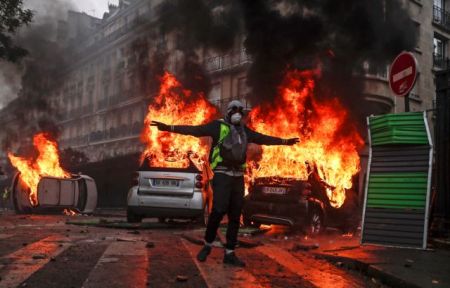 Deutsche Welle: Αποδυναμώθηκαν αλλά δεν ηττήθηκαν τα κίτρινα γιλέκα