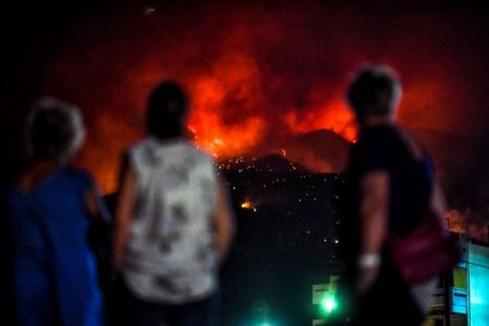 Σε ύφεση η φωτιά στο Λουτράκι – Επιφυλακή για τον φόβο αναζωπυρώσεων