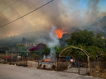 Ζάκυνθος: Ανεξέλεγκτο το πύρινο μέτωπο