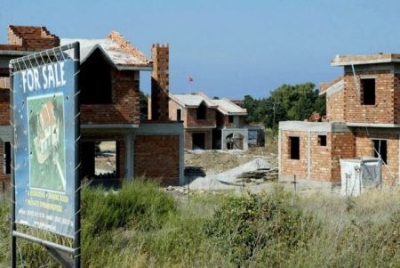 Κατεχόμενα: Συνελήφθησαν δύο Ελληνοκύπριες επειδή φωτογράφιζαν το σπίτι τους στη Μόρφου