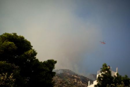 Μαίνεται η μεγάλη φωτιά στο Λουτράκι –  Συνεχείς αναζωπυρώσεις – Σε πορτοκαλί συναγερμό 6 περιφέρειες