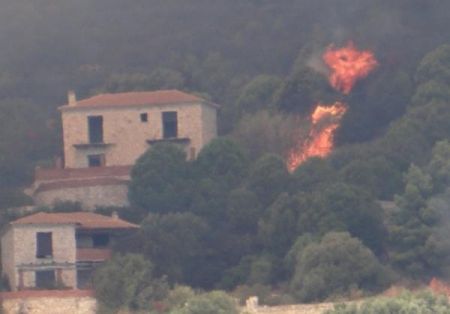 Φωτιά στη Ζάκυνθο : Σε Αγαλά και Κερί έφτασαν οι φλόγες – Εκκενώνονται σπίτια