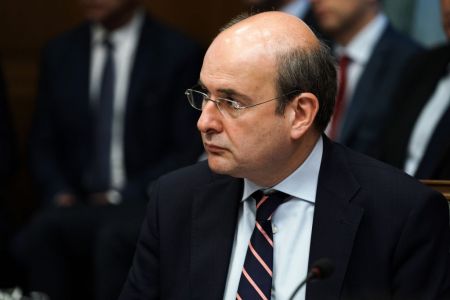 Χατζηδάκης: Η κυβέρνηση θα εξοφλήσει τη ΔΕΗ για τα ευπαθή τιμολόγια – Τέλος οι ΝΟΜΕ