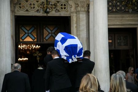Φίλοι και συγγενείς αποχαιρέτησαν τον Αντώνη Λιβάνη