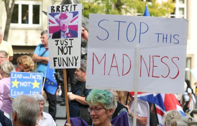 Γιούχαραν τον Μπόρις Τζόνσον μετά τη συνάντηση με τον Γιούνκερ