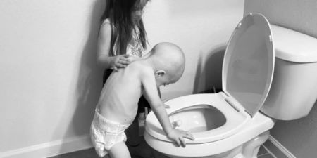 Εικόνα-γροθιά στο στομάχι: «Αυτός είναι ο παιδικός καρκίνος. Ή το δέχεσαι ή τα παρατάς»