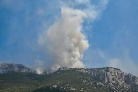 Σε ύφεση η φωτιά στο Λούτρακι – Φόβοι για αναζωπυρώσεις