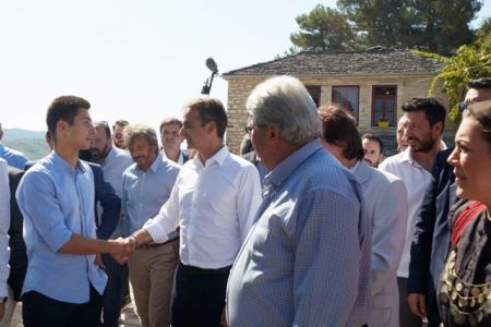 Μητσοτάκης από τα Ζαγοροχώρια: Δεν θα κλειστώ στο Μαξίμου