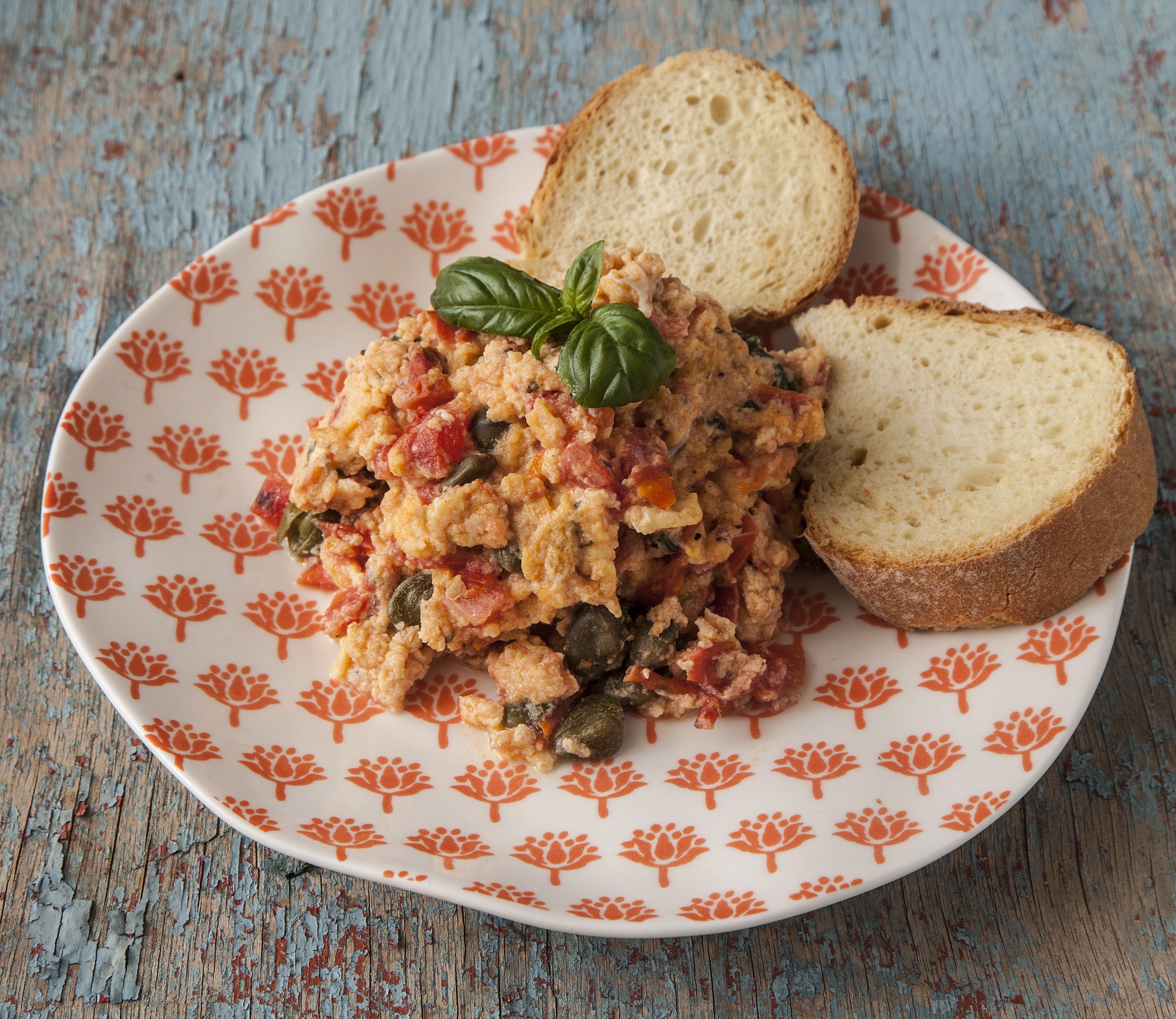 Αβγά με ντομάτα, βασιλικό και κάππαρη