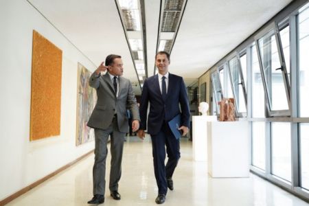 Συνάντηση Χάρη Θεοχάρη με τον ειδικό διαχειριστή για τα «κόκκινα» δάνεια