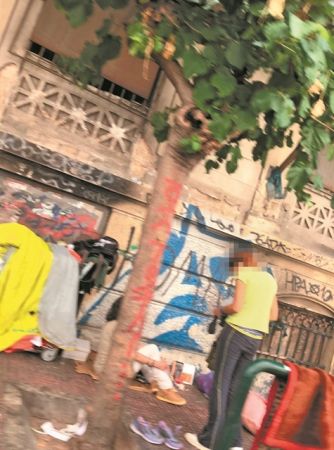 Οργιάζει το εμπόριο ναρκωτικών έξω από την ΑΣΟΕΕ