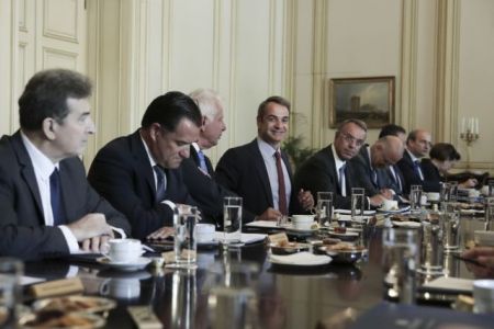 Λιγότερα λόγια, περισσότερη δουλειά