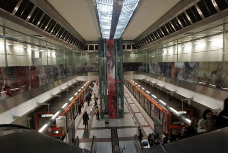 Ανδρας έπεσε στις ράγες του μετρό στον Άγιο Δημήτριο