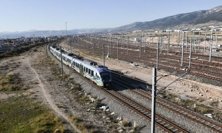 Ασπρόπυργος: Φωτιά σε ελαστικά στις γραμμές του τρένου