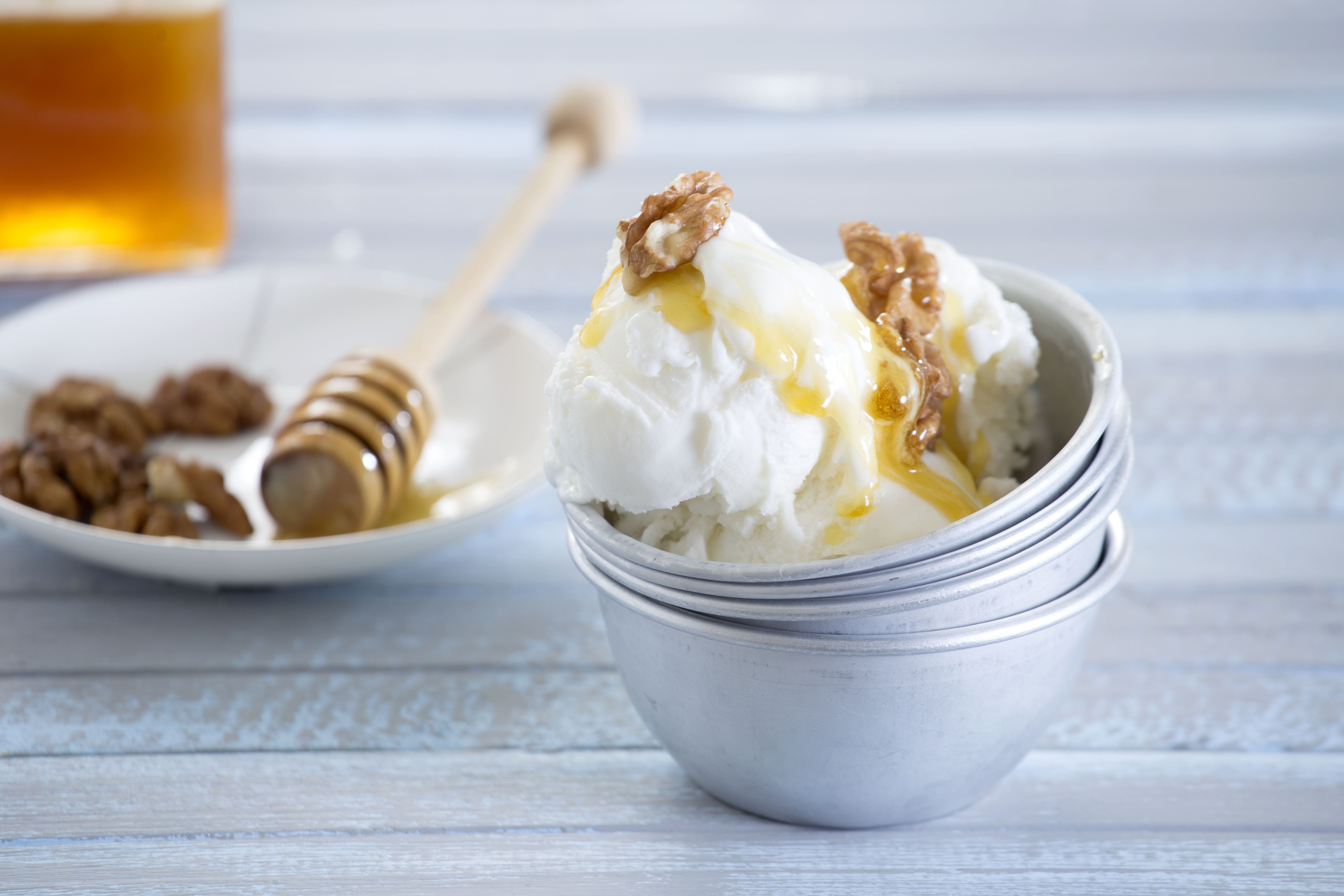 Παγωτό γιαούρτι με μέλι ανθέων και καρύδια