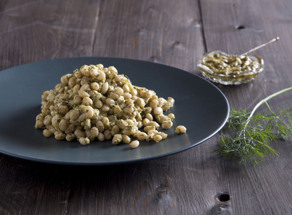 Σαλάτα με άσπρα φασόλια και πέστο βασιλικού