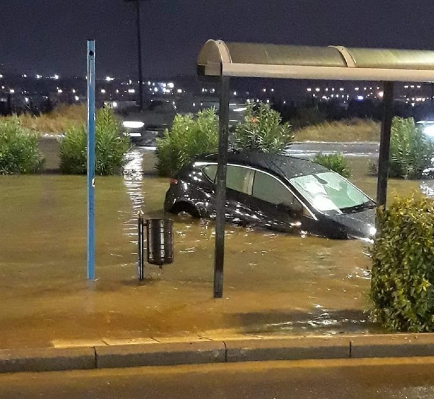 Θεσσαλονίκη: Ποτάμια οι δρόμοι από την έντονη βροχόπτωση