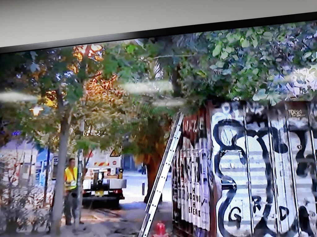 Εξάρχεια: H ΕΛ.ΑΣ. απομάκρυνε το «ΚΕΠ» των αντιεξουσιαστών