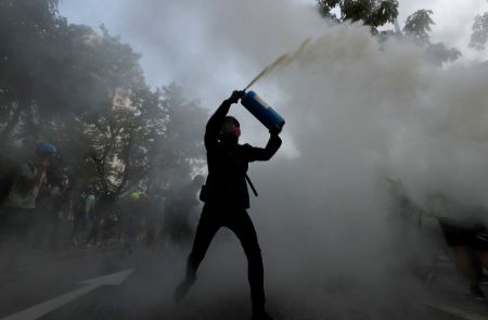 Χονγκ Κονγκ: Δακρυγόνα και μολότοφ σε αντικυβερνητική διαδήλωση