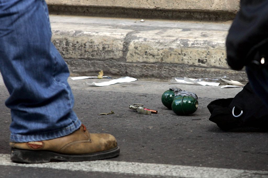 Βρέθηκε χειροβομβίδα δίπλα στο κλειστό Δημοτικό Γυμναστήριο Μενιδίου