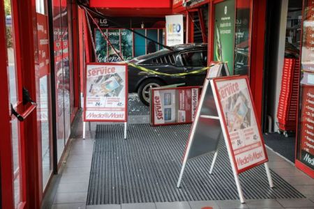 Μπαράζ κλοπών τη νύχτα με επιδρομές αυτοκινήτων σε καταστήματα της Αττικής