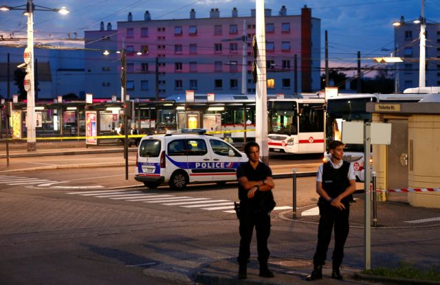 Γαλλία: Όχημα έπεσε στην είσοδο του Μεγάλου Τεμένους του Κολμάρ