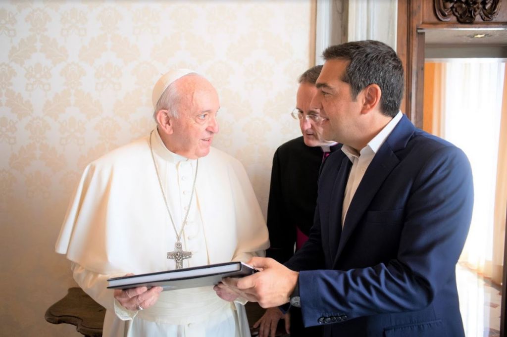 Η αφιέρωση του Πάπα στον Τσίπρα