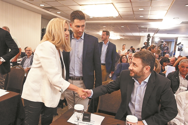 Eγκλωβισμένοι σε εσωστρέφεια και κλεφτοπόλεμο