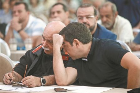 Αμήχανη αντιπολίτευση και εσωτερικά ρήγματα