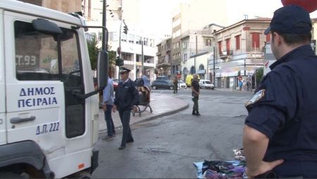 Πειραιάς: Κατασχέθηκαν τρεις τόνοι παλαιών ειδών σε επιχείρηση της ΕΛ.ΑΣ κατά του παρεμπορίου