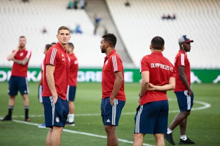 Η αναγνωριστική βόλτα των παικτών του Ολυμπιακού στον αγωνιστικό χώρο