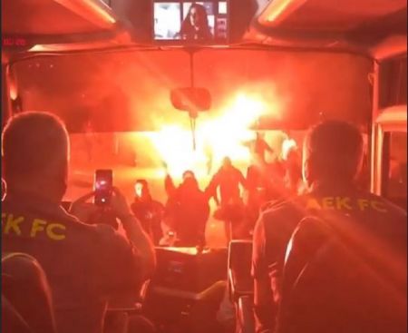 ΑΕΚ: Αποθέωση για τους παίκτες στην επιστροφή από το Αγρίνιο