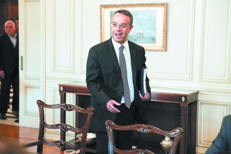 Σταϊκούρας στο ΒΗΜΑ : Μειώσεις φόρων 1,2 δισ. ευρώ στον προϋπολογισμό 2020