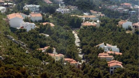 Διφορούμενα μηνύματα για παρατάσεις στα αυθαίρετα