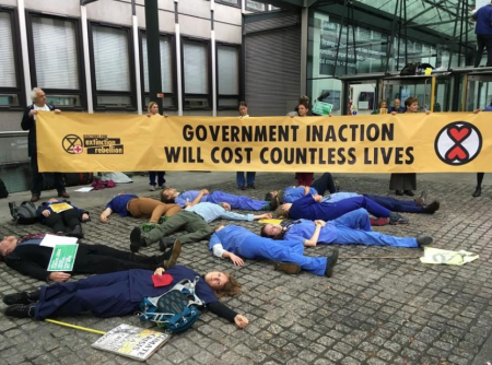 Βρετανία: Ακτιβιστές κόλλησαν τα σώματά τους σε κυβερνητικό κτίριο