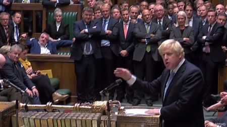 Άρον-άρον στη Βουλή ο Τζόνσον