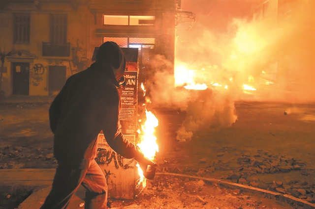 Ανήλικοι στην πλατεία