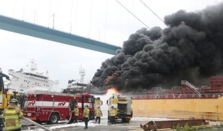Νότια Κορέα : Μάχη με τις φλόγες στο λιμάνι του Ουλσάν