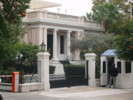 Μαξίμου : Εξετάζει ακόμη και τη δόλια ενέργεια στη Μόρια