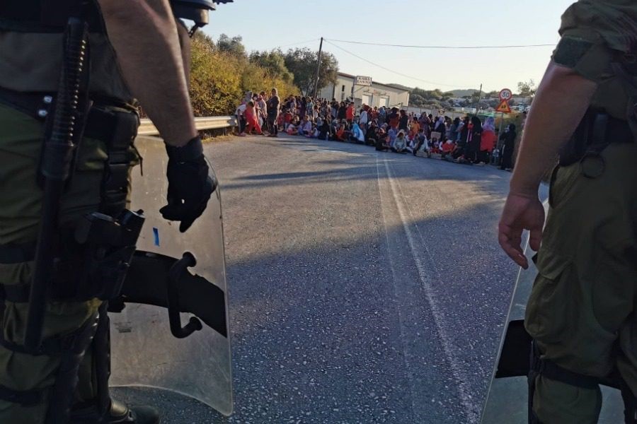 Μόρια : Καθιστική διαμαρτυρία γυναικών με τα παιδιά τους